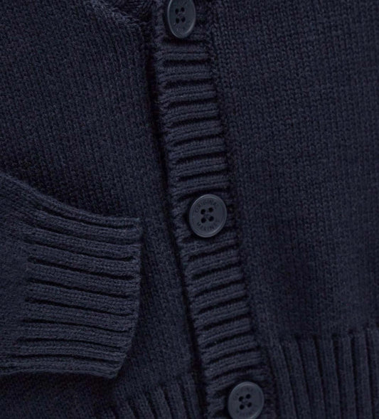 Λεπτομέρεια από την πλέξη και τα ριμπ τελειώματα της αγορίστικης βαμβακερής ζακέτας.