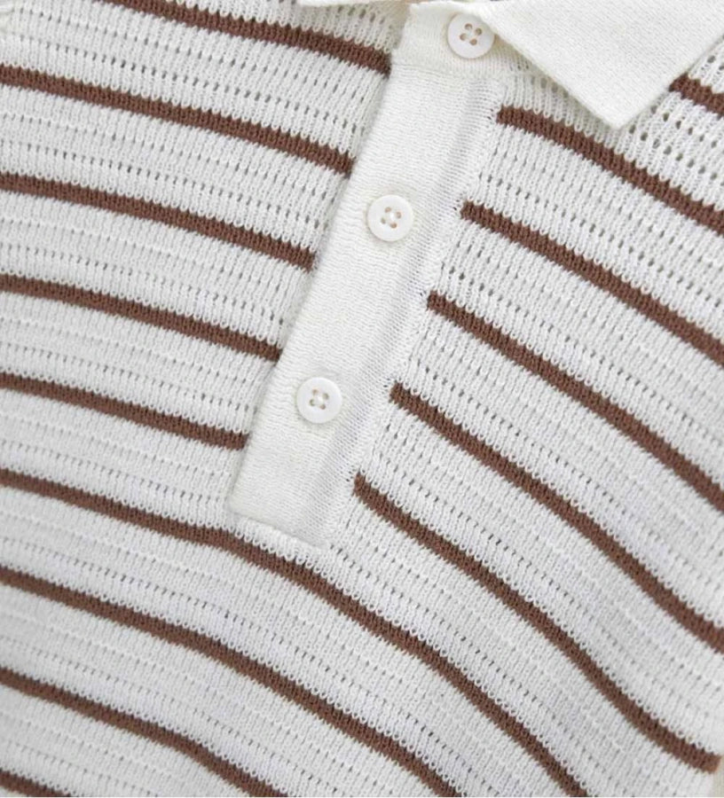 Λεπτομέρεια από την πλέξη jacquard και τον γιακά στο αγορίστικο πλεκτό μπλουζάκι.