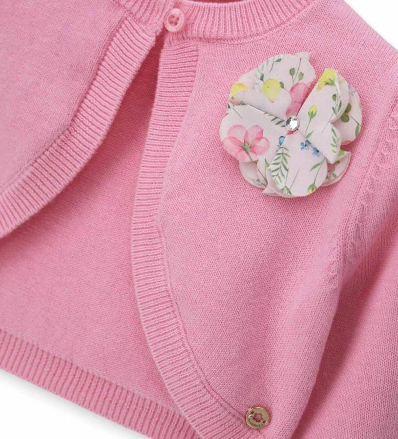 Λεπτομέρεια από το λουλούδι κρεπ και το άνοιγμα με το κουμπί στην παιδική ζακέτα.