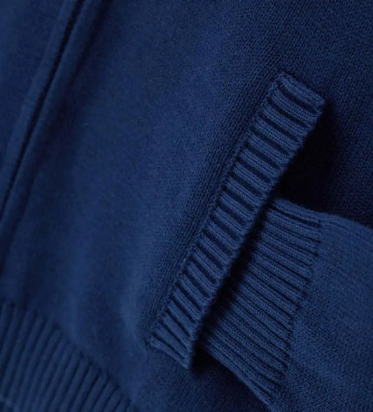 Λεπτομέρεια από τη ριμπ μανσέτα και το φερμουάρ της βαμβακερής αγορίστικης ζακέτας.