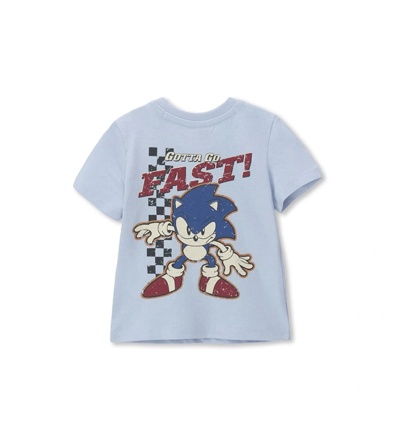 Μπροστινή όψη του παιδικού μπλε T-shirt Sonic με κοντά μανίκια, κουμπιά στον ώμο και το λογότυπο "Fastest Thing Alive"