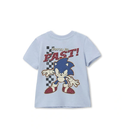 Μπροστινή όψη του παιδικού μπλε T-shirt Sonic με κοντά μανίκια, κουμπιά στον ώμο και το λογότυπο "Fastest Thing Alive"