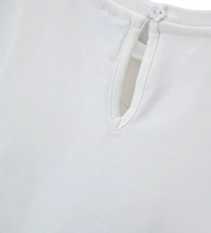 Λεπτομέρεια από το άνοιγμα keyhole στην πλάτη και την ελαστική ραφή στο λευκό T-shirt.