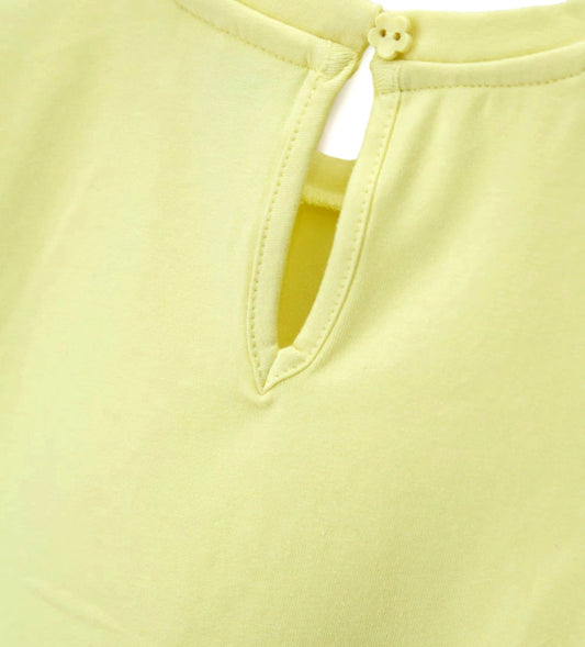 Λεπτομέρεια από το άνοιγμα keyhole στην πλάτη και την ελαστική ραφή στο παιδικό T-shirt.