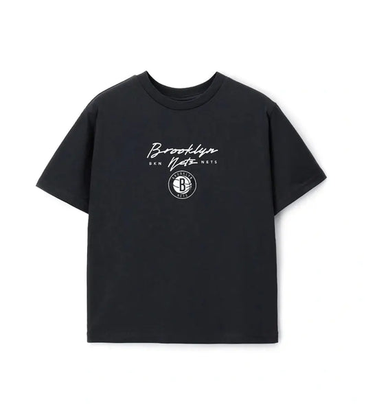 Παιδική μπλούζα για αγόρι NBA Brooklyn Nets σε μαύρο χρώμα με λευκό τύπωμα της ομάδας.