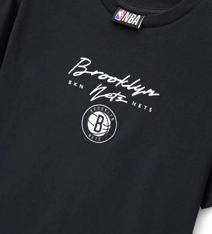 Κοντινή λήψη στο ανάγλυφο τύπωμα και την κεντημένη ετικέτα της μπλούζας Original Marines Brooklyn.