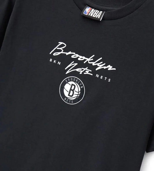 Κοντινή λήψη στο ανάγλυφο τύπωμα και την κεντημένη ετικέτα της μπλούζας Original Marines Brooklyn.