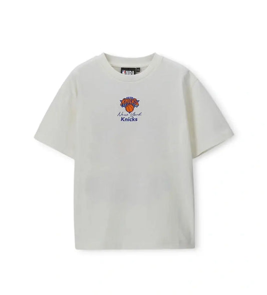 Παιδική μπλούζα για αγόρι NBA New York Knicks σε μπλε χρώμα με το πορτοκαλί λογότυπο της ομάδας.