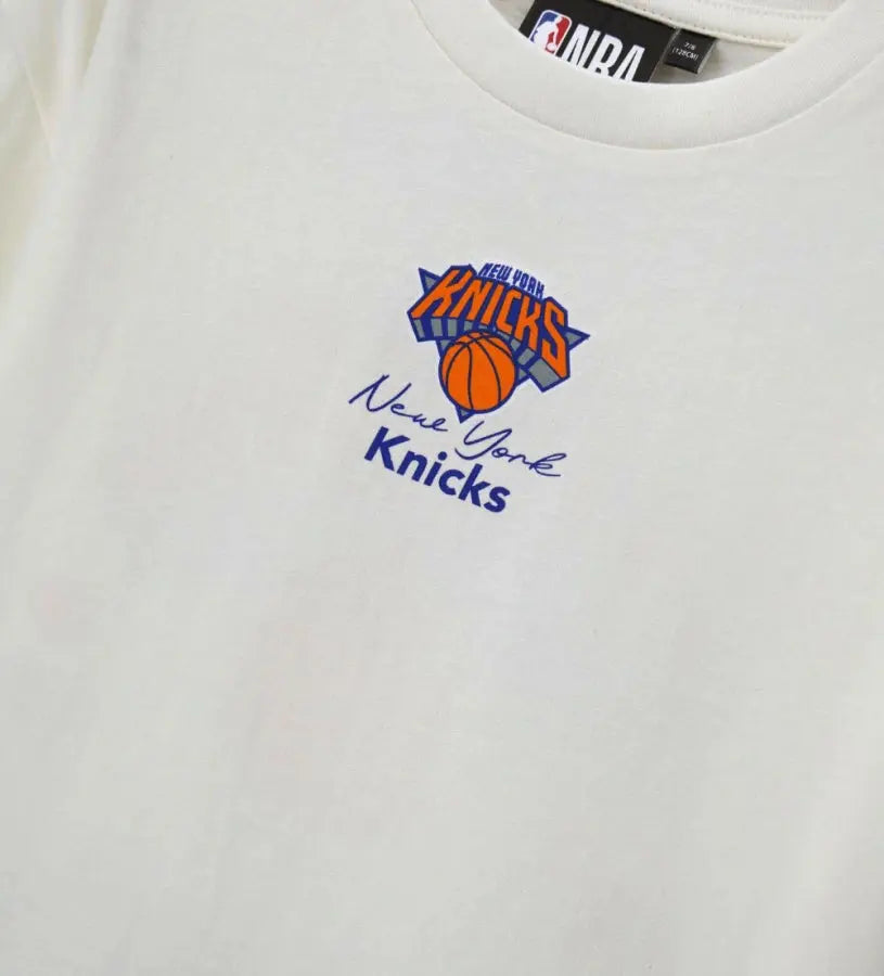 Κοντινή λήψη στα τυπώματα και την κεντημένη ετικέτα γνησιότητας της μπλούζας Original Marines Knicks.