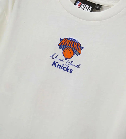 Κοντινή λήψη στα τυπώματα και την κεντημένη ετικέτα γνησιότητας της μπλούζας Original Marines Knicks.