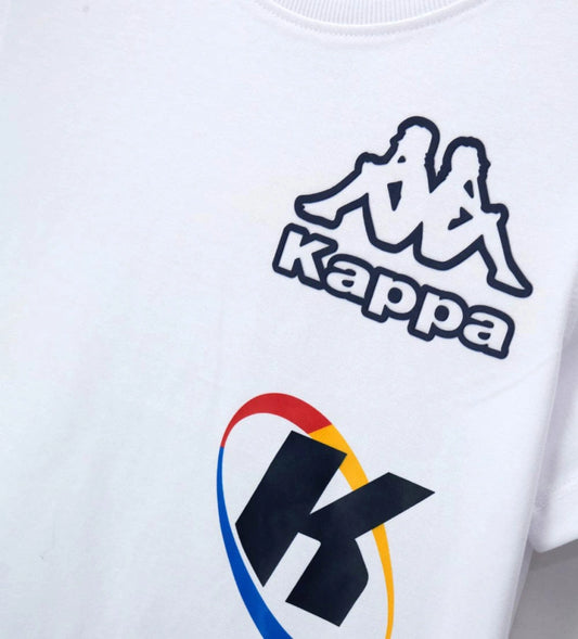 Λεπτομέρεια από την κεντημένη ετικέτα Kappa στο μανίκι του παιδικού μπλουζάκι.