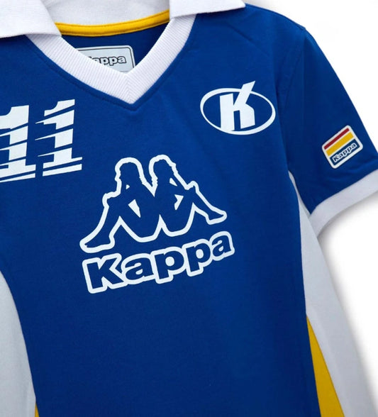 Λεπτομέρεια από τη ρυθμιζόμενη μέση και το κέντημα στη βερμούδα του παιδικού σετ Kappa.