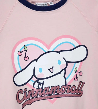 Λεπτομέρεια από το kawaii τύπωμα και τη λαιμόκοψη σε αντίθεση του T-shirt.