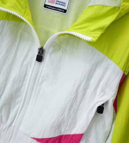 Λεπτομέρεια από τη διαπνέουσα επένδυση mesh και το λογότυπο Kappa στο μανίκι του μπουφάν.