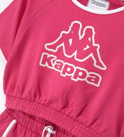 Λεπτομέρεια από το σορτς Kappa με ρυθμιζόμενο κορδόνι και πλευρικές φάσες.