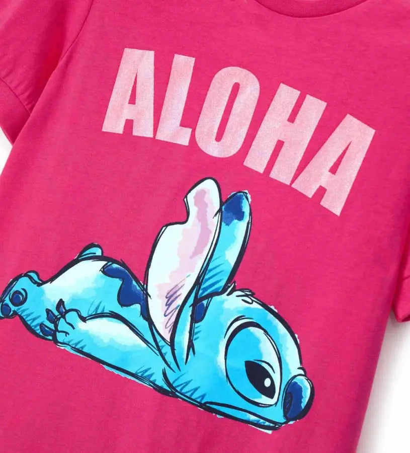 Λεπτομέρεια από το λαμπερό γκλίτερ στο τύπωμα του Stitch στη βαμβακερή πιτζάμα.