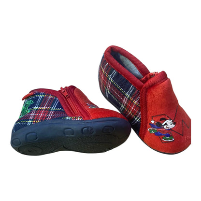 Αυτές οι παιδικές παντόφλες από τη Disney είναι ιδανικές για τους μικρούς μας φίλους που χρειάζονται άνεση και στυλ στη καθημερινότητά τους. Το χρώμα τους είναι μπλε, δίνοντας μια ζωντανή και ευχάριστη αίσθηση. Είναι μποτάκια, προσφέροντας περισσότερη υποστήριξη στους αστραγάλους και κρατώντας τα ποδαράκια ζεστά.

Σχέδιο εμπνευσμένο από αγαπημένους ήρωες της Disney.
Άνετη και μαλακή κατασκευή για καθημερινή χρήση.
Κατάλληλα για εσωτερικούς και εξωτερικούς χώρους.