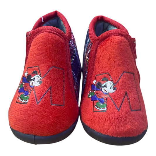 Αυτές οι παιδικές παντόφλες από τη Disney είναι ιδανικές για τους μικρούς μας φίλους που χρειάζονται άνεση και στυλ στη καθημερινότητά τους. Το χρώμα τους είναι μπλε, δίνοντας μια ζωντανή και ευχάριστη αίσθηση. Είναι μποτάκια, προσφέροντας περισσότερη υποστήριξη στους αστραγάλους και κρατώντας τα ποδαράκια ζεστά.

Σχέδιο εμπνευσμένο από αγαπημένους ήρωες της Disney.
Άνετη και μαλακή κατασκευή για καθημερινή χρήση.
Κατάλληλα για εσωτερικούς και εξωτερικούς χώρους.
