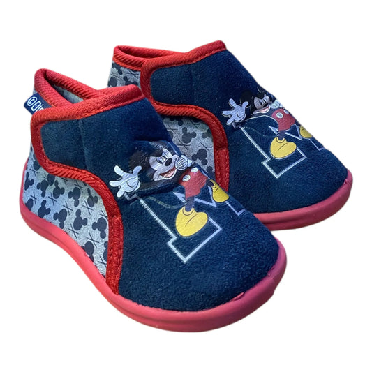 Αυτές οι παιδικές παντόφλες από τη Disney είναι ιδανικές για τους μικρούς μας φίλους που χρειάζονται άνεση και στυλ στη καθημερινότητά τους. Το χρώμα τους είναι μπλε, δίνοντας μια ζωντανή και ευχάριστη αίσθηση. Είναι μποτάκια, προσφέροντας περισσότερη υποστήριξη στους αστραγάλους και κρατώντας τα ποδαράκια ζεστά.

Σχέδιο εμπνευσμένο από αγαπημένους ήρωες της Disney.
Άνετη και μαλακή κατασκευή για καθημερινή χρήση.
Κατάλληλα για εσωτερικούς και εξωτερικούς χώρους.