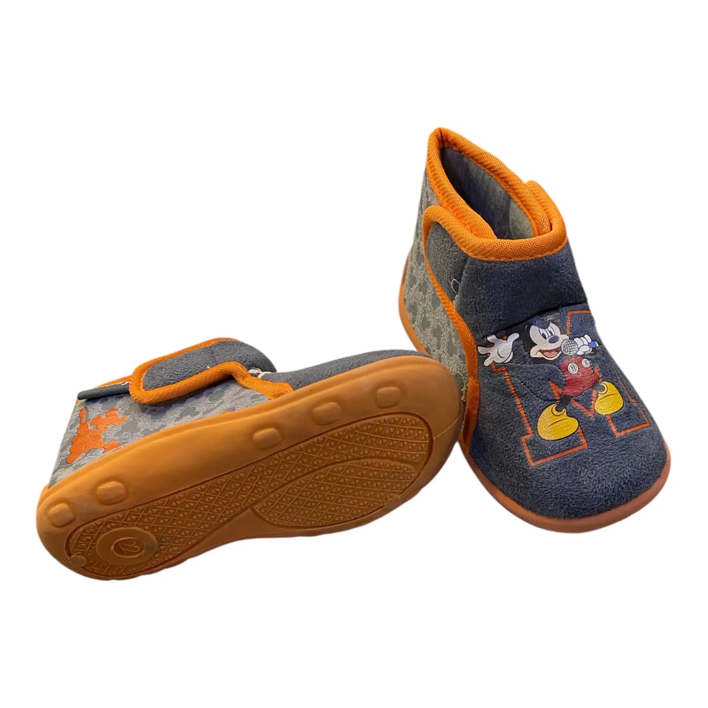 Αυτές οι παιδικές παντόφλες από τη Disney είναι ιδανικές για τους μικρούς μας φίλους που χρειάζονται άνεση και στυλ στη καθημερινότητά τους. Το χρώμα τους είναι μπλε, δίνοντας μια ζωντανή και ευχάριστη αίσθηση. Είναι μποτάκια, προσφέροντας περισσότερη υποστήριξη στους αστραγάλους και κρατώντας τα ποδαράκια ζεστά.

Σχέδιο εμπνευσμένο από αγαπημένους ήρωες της Disney.
Άνετη και μαλακή κατασκευή για καθημερινή χρήση.
Κατάλληλα για εσωτερικούς και εξωτερικούς χώρους.