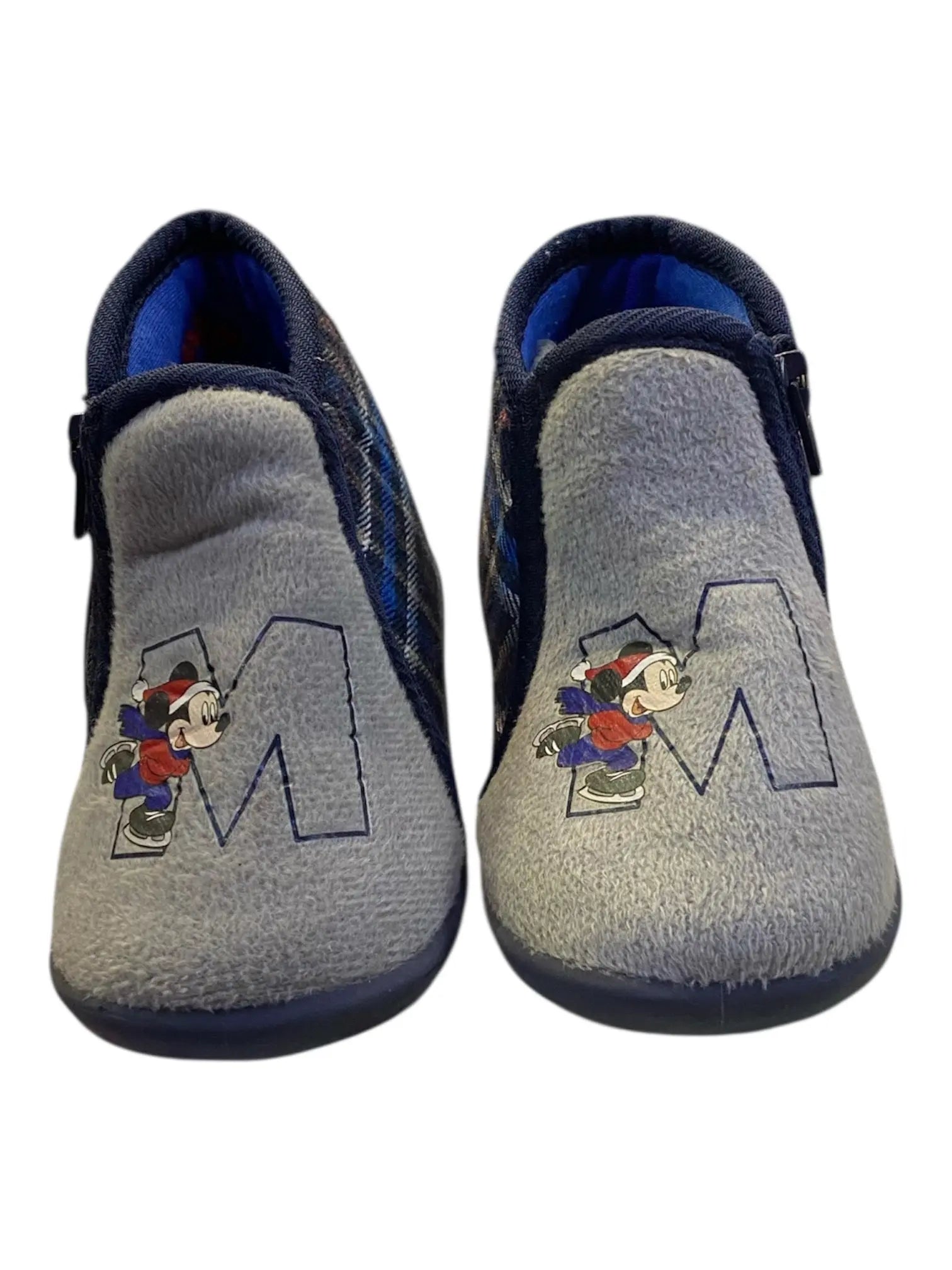 Αυτές οι παιδικές παντόφλες από τη Disney είναι ιδανικές για τους μικρούς μας φίλους που χρειάζονται άνεση και στυλ στη καθημερινότητά τους. Το χρώμα τους είναι μπλε, δίνοντας μια ζωντανή και ευχάριστη αίσθηση. Είναι μποτάκια, προσφέροντας περισσότερη υποστήριξη στους αστραγάλους και κρατώντας τα ποδαράκια ζεστά.

Σχέδιο εμπνευσμένο από αγαπημένους ήρωες της Disney.
Άνετη και μαλακή κατασκευή για καθημερινή χρήση.
Κατάλληλα για εσωτερικούς και εξωτερικούς χώρους.