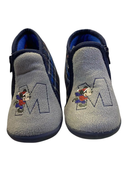 Αυτές οι παιδικές παντόφλες από τη Disney είναι ιδανικές για τους μικρούς μας φίλους που χρειάζονται άνεση και στυλ στη καθημερινότητά τους. Το χρώμα τους είναι μπλε, δίνοντας μια ζωντανή και ευχάριστη αίσθηση. Είναι μποτάκια, προσφέροντας περισσότερη υποστήριξη στους αστραγάλους και κρατώντας τα ποδαράκια ζεστά.

Σχέδιο εμπνευσμένο από αγαπημένους ήρωες της Disney.
Άνετη και μαλακή κατασκευή για καθημερινή χρήση.
Κατάλληλα για εσωτερικούς και εξωτερικούς χώρους.
