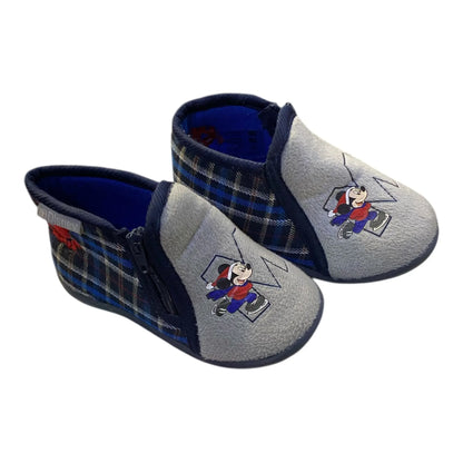 Αυτές οι παιδικές παντόφλες από τη Disney είναι ιδανικές για τους μικρούς μας φίλους που χρειάζονται άνεση και στυλ στη καθημερινότητά τους. Το χρώμα τους είναι μπλε, δίνοντας μια ζωντανή και ευχάριστη αίσθηση. Είναι μποτάκια, προσφέροντας περισσότερη υποστήριξη στους αστραγάλους και κρατώντας τα ποδαράκια ζεστά.

Σχέδιο εμπνευσμένο από αγαπημένους ήρωες της Disney.
Άνετη και μαλακή κατασκευή για καθημερινή χρήση.
Κατάλληλα για εσωτερικούς και εξωτερικούς χώρους.