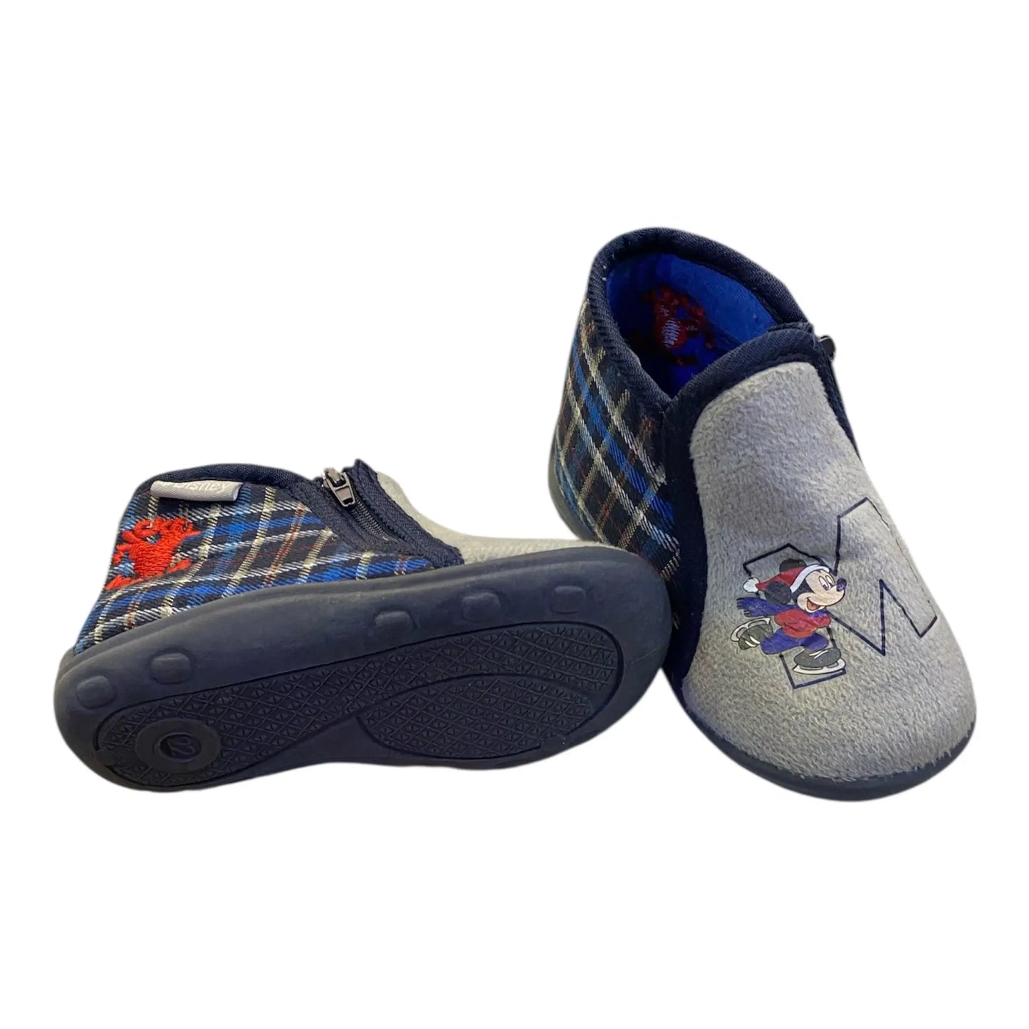 Αυτές οι παιδικές παντόφλες από τη Disney είναι ιδανικές για τους μικρούς μας φίλους που χρειάζονται άνεση και στυλ στη καθημερινότητά τους. Το χρώμα τους είναι μπλε, δίνοντας μια ζωντανή και ευχάριστη αίσθηση. Είναι μποτάκια, προσφέροντας περισσότερη υποστήριξη στους αστραγάλους και κρατώντας τα ποδαράκια ζεστά.

Σχέδιο εμπνευσμένο από αγαπημένους ήρωες της Disney.
Άνετη και μαλακή κατασκευή για καθημερινή χρήση.
Κατάλληλα για εσωτερικούς και εξωτερικούς χώρους.