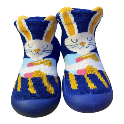 Αυτές οι παιδικές καλτσοπαντόφλες από την Garvalin είναι η ιδανική επιλογή για άνεση και στυλ. Το μοντέρνο μπλε χρώμα τους τις καθιστά κατάλληλες για κάθε μικρό σας φίλο, ενώ σχεδιάστηκαν για να προσφέρουν ζεστασιά και στήριξη κατά την διάρκεια των παιχνιδιών στο σπίτι.

Είδος: Καλτσοπαντόφλες, ιδανικές για καθημερινή χρήση
Χρώμα: Μπλε, που προσθέτει μία χαρούμενη νότα