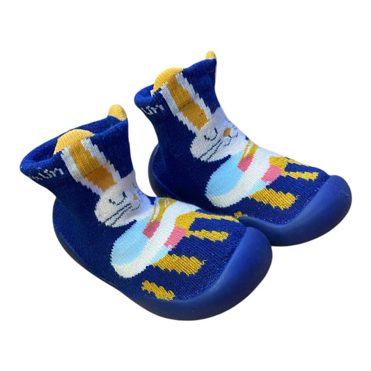 Αυτές οι παιδικές καλτσοπαντόφλες από την Garvalin είναι η ιδανική επιλογή για άνεση και στυλ. Το μοντέρνο μπλε χρώμα τους τις καθιστά κατάλληλες για κάθε μικρό σας φίλο, ενώ σχεδιάστηκαν για να προσφέρουν ζεστασιά και στήριξη κατά την διάρκεια των παιχνιδιών στο σπίτι.

Είδος: Καλτσοπαντόφλες, ιδανικές για καθημερινή χρήση
Χρώμα: Μπλε, που προσθέτει μία χαρούμενη νότα