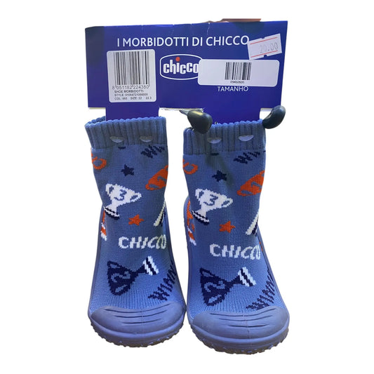 Παιδικές Καλτσοπαντόφλες CHICCO με λάστιχο στον πάτο που βοηθούν τα παιδιά στα πρώτα βήματα, λόγω της αντιολισθητικής ιδιότητας.

Προσφέρουν άνεση και ασφάλεια καθώς αγκαλιάζουν το πόδι και δεν γλιστρούν.