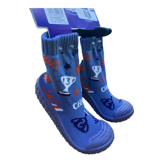 Παιδικές Καλτσοπαντόφλες CHICCO με λάστιχο στον πάτο που βοηθούν τα παιδιά στα πρώτα βήματα, λόγω της αντιολισθητικής ιδιότητας.

Προσφέρουν άνεση και ασφάλεια καθώς αγκαλιάζουν το πόδι και δεν γλιστρούν.