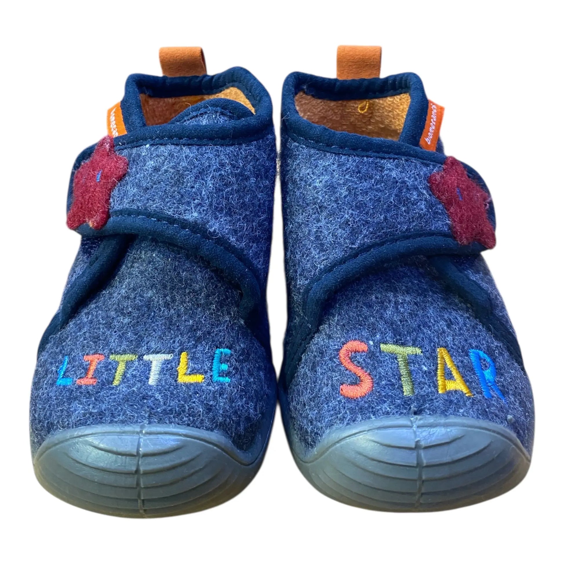 Το παιδικό παντοφλάκι για κορίτσι Biomecanics Unicorn είναι η ιδανική επιλογή για να κρατά τα ποδαράκια της μικρής ζεστά και ασφαλή μέσα στο σπίτι με μια παραμυθένια πινελιά.

Χαρακτηριστικά:

Κατασκευασμένο από υψηλής ποιότητας τσόχα ύφασμα για ζεστασιά και απαλή αίσθηση.
Βελούδινη επένδυση πετσέτας στο εσωτερικό που απορροφά την υγρασία.
Προστατευτικό ελαστικό στρώμα στη μύτη για προστασία από χτυπήματα και γρατζουνιές.