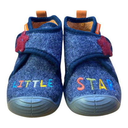 Το παιδικό παντοφλάκι για κορίτσι Biomecanics Unicorn είναι η ιδανική επιλογή για να κρατά τα ποδαράκια της μικρής ζεστά και ασφαλή μέσα στο σπίτι με μια παραμυθένια πινελιά.

Χαρακτηριστικά:

Κατασκευασμένο από υψηλής ποιότητας τσόχα ύφασμα για ζεστασιά και απαλή αίσθηση.
Βελούδινη επένδυση πετσέτας στο εσωτερικό που απορροφά την υγρασία.
Προστατευτικό ελαστικό στρώμα στη μύτη για προστασία από χτυπήματα και γρατζουνιές.