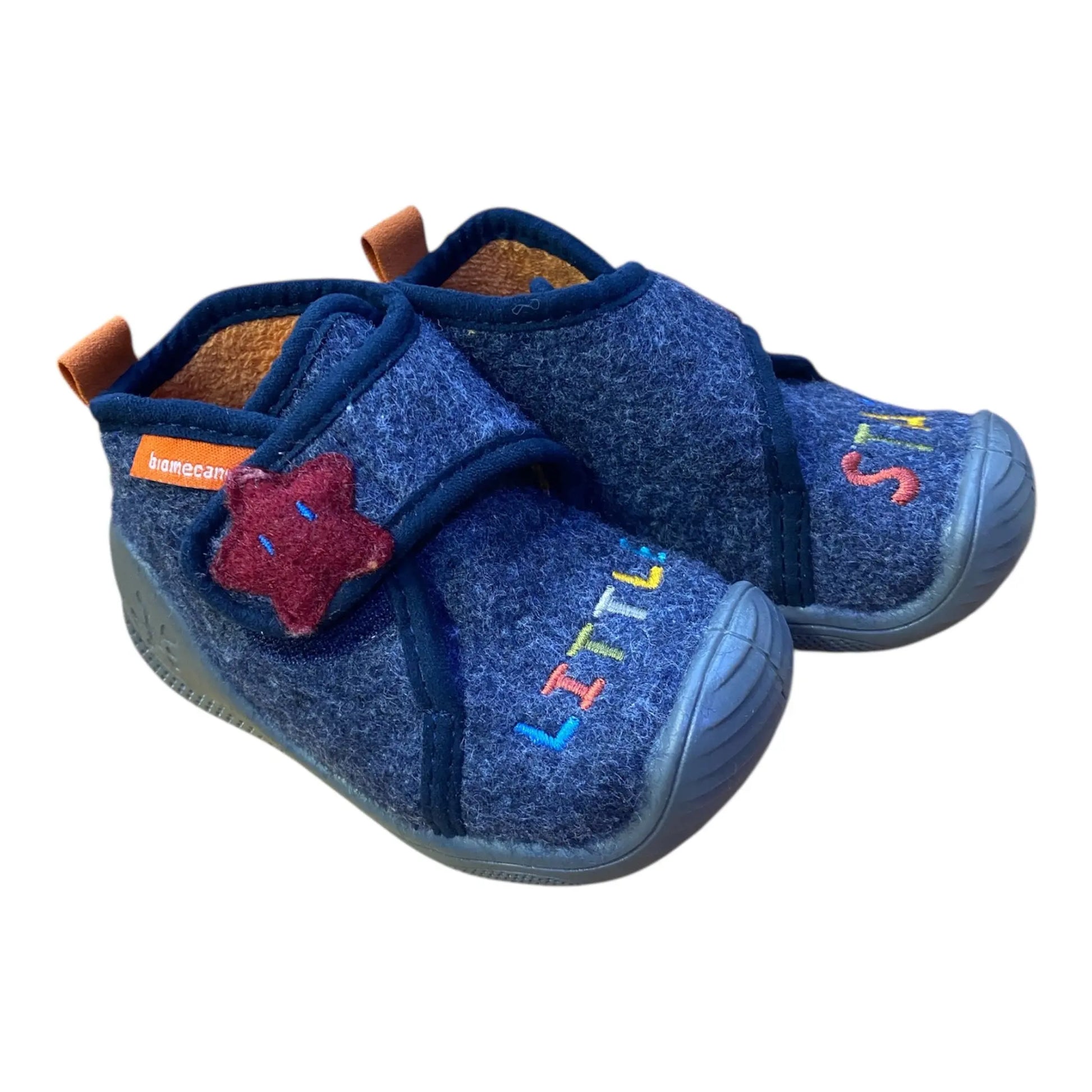 Το παιδικό παντοφλάκι για κορίτσι Biomecanics Unicorn είναι η ιδανική επιλογή για να κρατά τα ποδαράκια της μικρής ζεστά και ασφαλή μέσα στο σπίτι με μια παραμυθένια πινελιά.

Χαρακτηριστικά:

Κατασκευασμένο από υψηλής ποιότητας τσόχα ύφασμα για ζεστασιά και απαλή αίσθηση.
Βελούδινη επένδυση πετσέτας στο εσωτερικό που απορροφά την υγρασία.
Προστατευτικό ελαστικό στρώμα στη μύτη για προστασία από χτυπήματα και γρατζουνιές.