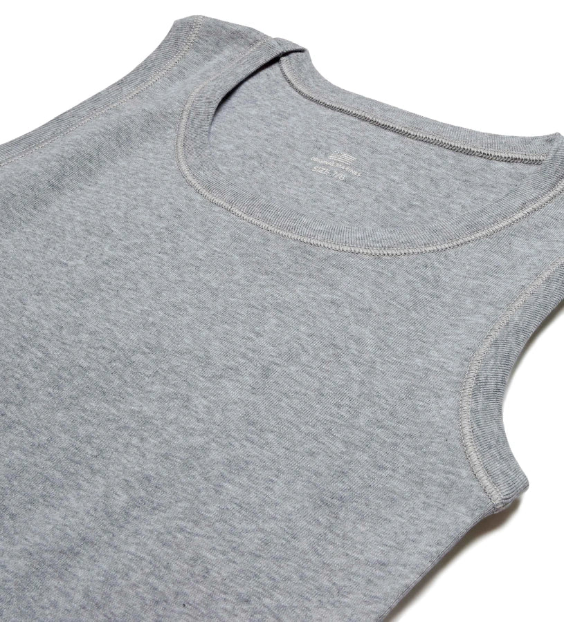 Αμάνικο φανελάκι για αγόρι από αγνό ριπ βαμβάκι. Μαλακό, ελαστικό και άνετο, προσφέρει φυσική εφαρμογή και ιδανική αναπνοή του δέρματος. Τέλειο για καθημερινή χρήση ή κάτω από ρούχα όλες τις εποχές.