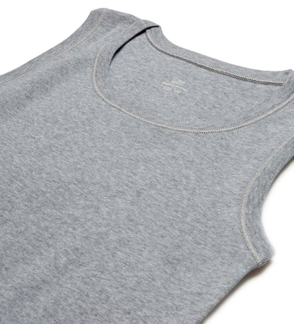 Αμάνικο φανελάκι αγοριού σε μονόχρωμο σχέδιο με στρογγυλή λαιμόκοψη. Άνετο και πρακτικό, ιδανικό για καθημερινή χρήση ή ως εσώρουχο. 100% οργανικό βαμβάκι.