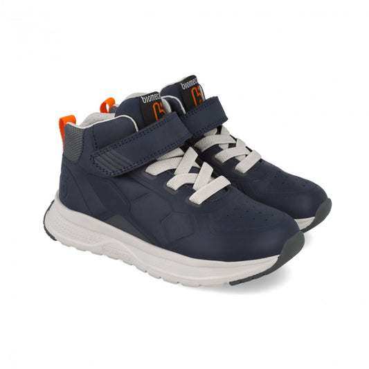 Πρακτικά και ανατομικά παιδικά αθλητικά παπούτσια Biomecanics, ιδανικά για δραστήρια αγόρια. Ο συνδυασμός κορδονιών και αυτοκόλλητου λουριού (velcro) προσφέρει σταθερότητα και εύκολη εφαρμογή.
Η αντιολισθητική σόλα εξασφαλίζει ασφάλεια σε κάθε βήμα, ενώ το μαλακό εσωτερικό προσφέρει άνεση όλη μέρα.
Ιδανικά για καθημερινή χρήση, βόλτες και παιχνίδι, με μοντέρνο σχεδιασμό και λεπτομέρειες σε πορτοκαλί χρώμα.