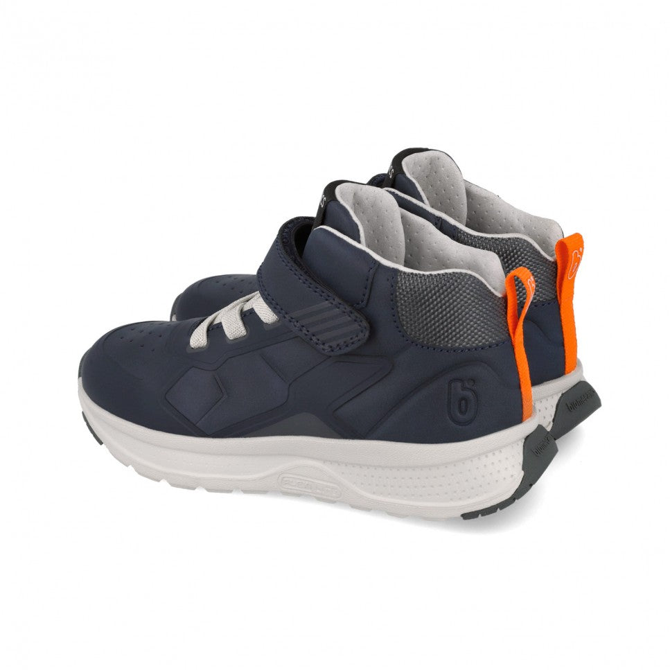 Πρακτικά και ανατομικά παιδικά αθλητικά παπούτσια Biomecanics, ιδανικά για δραστήρια αγόρια. Ο συνδυασμός κορδονιών και αυτοκόλλητου λουριού (velcro) προσφέρει σταθερότητα και εύκολη εφαρμογή.
Η αντιολισθητική σόλα εξασφαλίζει ασφάλεια σε κάθε βήμα, ενώ το μαλακό εσωτερικό προσφέρει άνεση όλη μέρα.
Ιδανικά για καθημερινή χρήση, βόλτες και παιχνίδι, με μοντέρνο σχεδιασμό και λεπτομέρειες σε πορτοκαλί χρώμα.