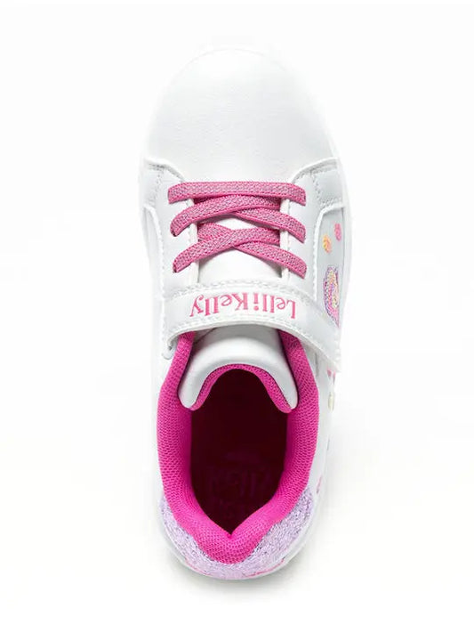 Sneaker της Ιταλικής εταιρείας Lelli Kelly. Πολύ ελαφριά, σε λευκό χρώμα διακοσμημένα με μια πεταλούδα από παγιέτες. Εξωτερικά είναι κατασκευασμένα από οικολογικό δέρμα, εσωτερικά διαθέτουν υφασμάτινη επένδυση. Με&nbsp;ανατομικό πάτο&nbsp;για άνετο και μαλακό πάτημα. Η σόλα τους είναι κατασκευασμένη από καουτσούκ, είναι αντιολισθητική και πολύ εύκαμπτη. Μπορούν να φορεθούν πολύ εύκολα καθώς διαθέτουν ελαστικά κορδόνια και εφαρμόζουν με αυτοκόλλητο/velcr. Τα αστραφτερά στοιχεία και η κομ