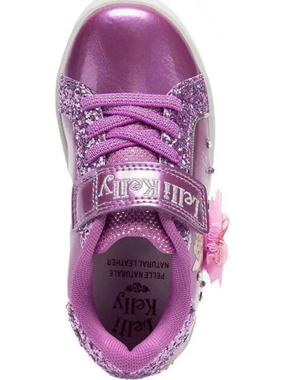 Τα Lelli Kelly sneakers φούξια LKAL4484 σε απόχρωση porpora είναι ιδανικά για μικρές fashionistas που θέλουν να ξεχωρίζουν. Με έντονο φούξια χρώμα και παιχνιδιάρικα σχέδια, αυτά τα sneakers προσφέρουν στυλ και άνεση για καθημερινές δραστηριότητες.

Κατασκευασμένα από υψηλής ποιότητας υλικά, εξασφαλίζουν ανθεκτικότητα και άριστη εφαρμογή. Η ευέλικτη σόλα τους παρέχει καλή πρόσφυση, κάνοντάς τα ιδανικά για παιχνίδι ή βόλτες.