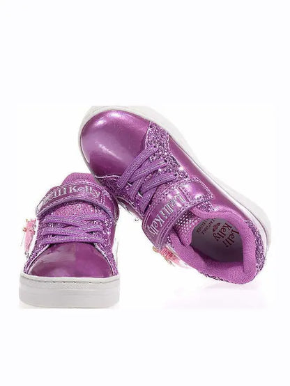 Τα Lelli Kelly sneakers φούξια LKAL4484 σε απόχρωση porpora είναι ιδανικά για μικρές fashionistas που θέλουν να ξεχωρίζουν. Με έντονο φούξια χρώμα και παιχνιδιάρικα σχέδια, αυτά τα sneakers προσφέρουν στυλ και άνεση για καθημερινές δραστηριότητες.

Κατασκευασμένα από υψηλής ποιότητας υλικά, εξασφαλίζουν ανθεκτικότητα και άριστη εφαρμογή. Η ευέλικτη σόλα τους παρέχει καλή πρόσφυση, κάνοντάς τα ιδανικά για παιχνίδι ή βόλτες.
