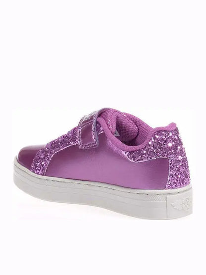 Τα Lelli Kelly sneakers φούξια LKAL4484 σε απόχρωση porpora είναι ιδανικά για μικρές fashionistas που θέλουν να ξεχωρίζουν. Με έντονο φούξια χρώμα και παιχνιδιάρικα σχέδια, αυτά τα sneakers προσφέρουν στυλ και άνεση για καθημερινές δραστηριότητες.

Κατασκευασμένα από υψηλής ποιότητας υλικά, εξασφαλίζουν ανθεκτικότητα και άριστη εφαρμογή. Η ευέλικτη σόλα τους παρέχει καλή πρόσφυση, κάνοντάς τα ιδανικά για παιχνίδι ή βόλτες.